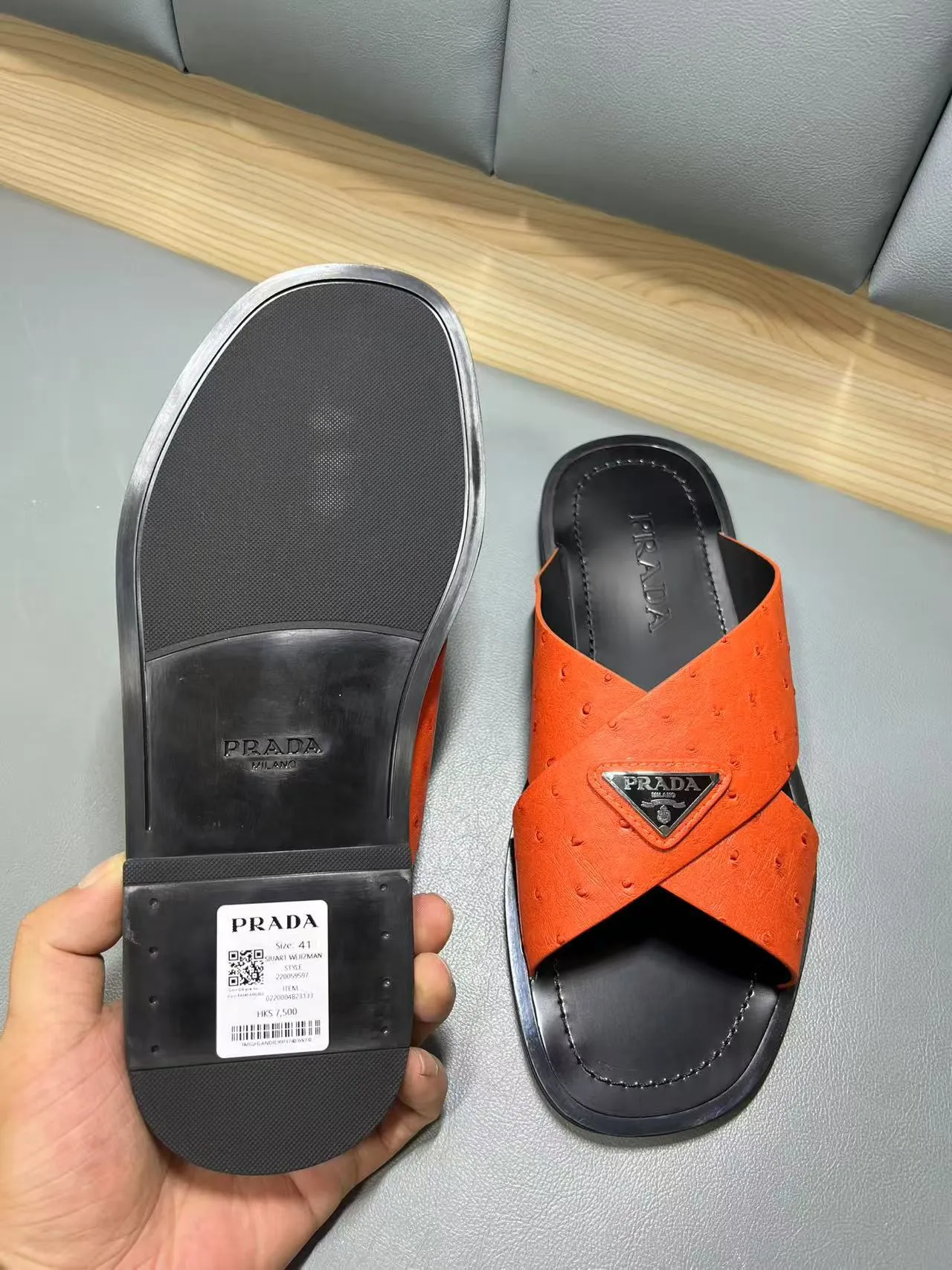340💰PRADA Prada’s latest slippers are synchronized with the official website. This slipper is made of the brand’s unique and iconic Saffiano leather. The brand logo jumps out from the double straps, and the brand style is clearly visible. Cowhide gives men elegant charm and functional design, making it an ideal choice for vacation and leisure. Size:38-45
